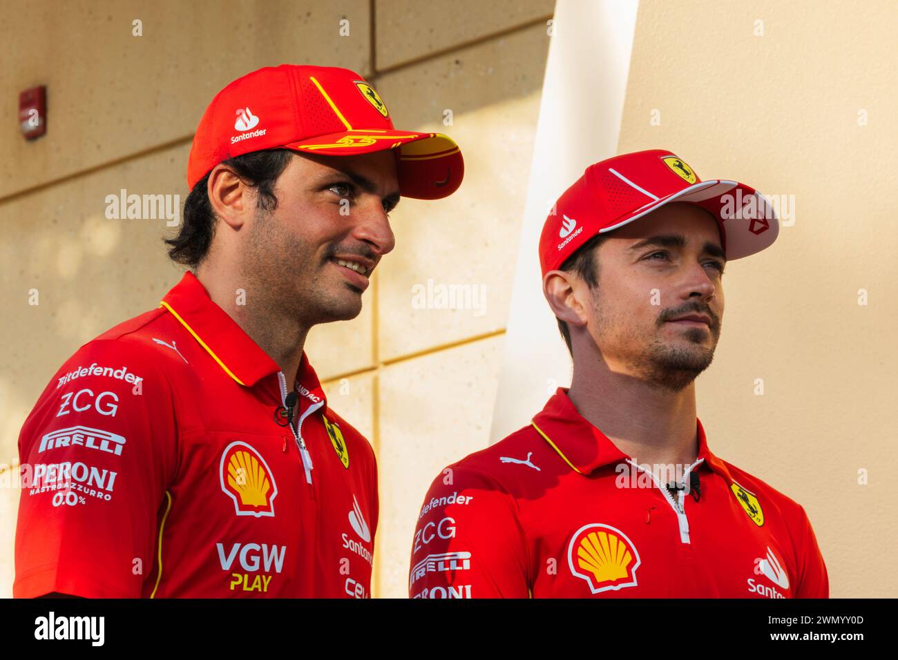 MANAMA, BAHRAIN, circuito internazionale del Bahrain, 28.Feb.2024: Charles Leclerc e Carlos Sainz durante il Gran Premio del Bahrain di Formula 1 Foto Stock
