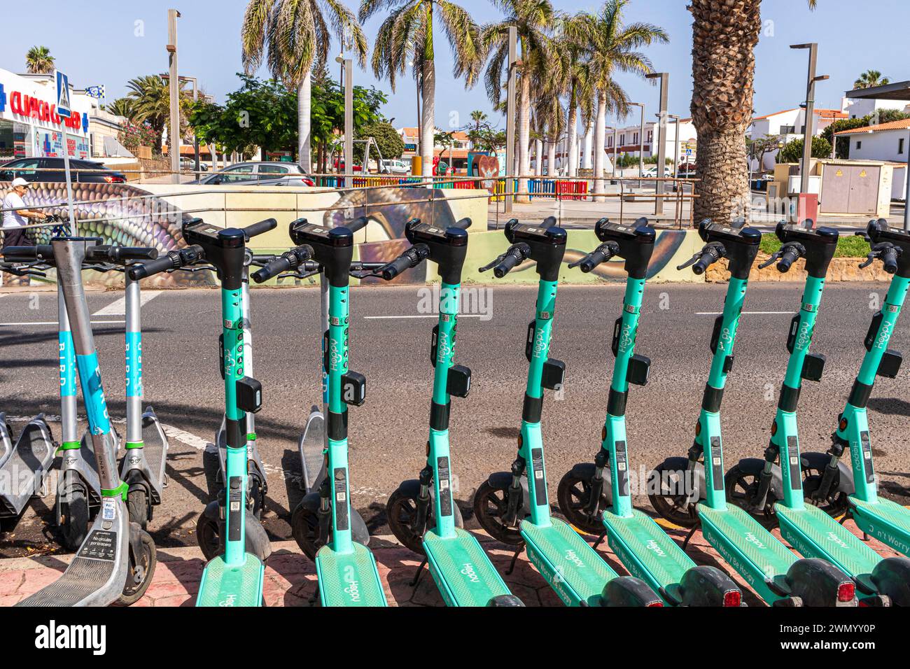 Scooter elettrici Hoppy a noleggio a Caleta de Fuste sull'isola Canaria di Fuerteventura, Spagna Foto Stock