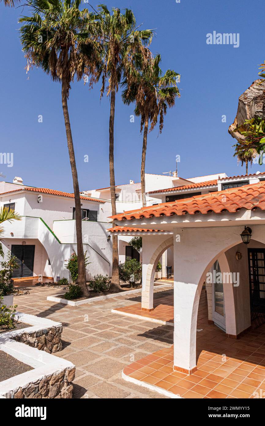 Tipici edifici residenziali a Caleta de Fuste sull'isola Canaria di Fuerteventura, Spagna Foto Stock