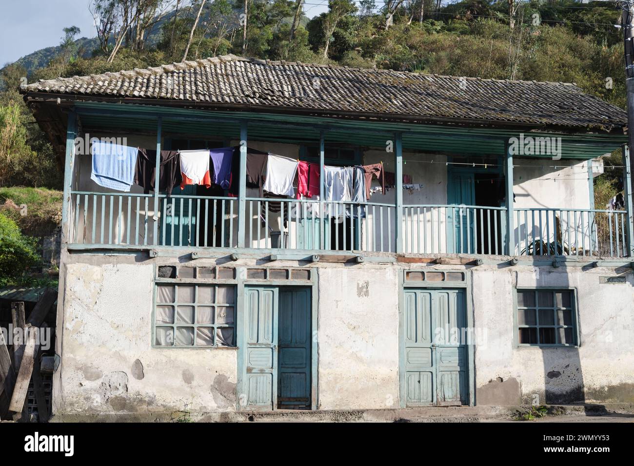 Tipici vecchi edifici con biancheria lavata in Ecuador Foto Stock