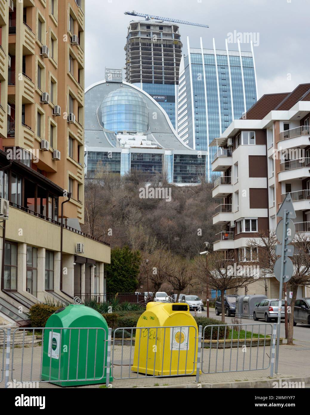 Moderni edifici per uffici contro un blocco residenziale di appartamenti giustapposti a Sofia Bulgaria, Europa orientale, Balcani, UE Foto Stock