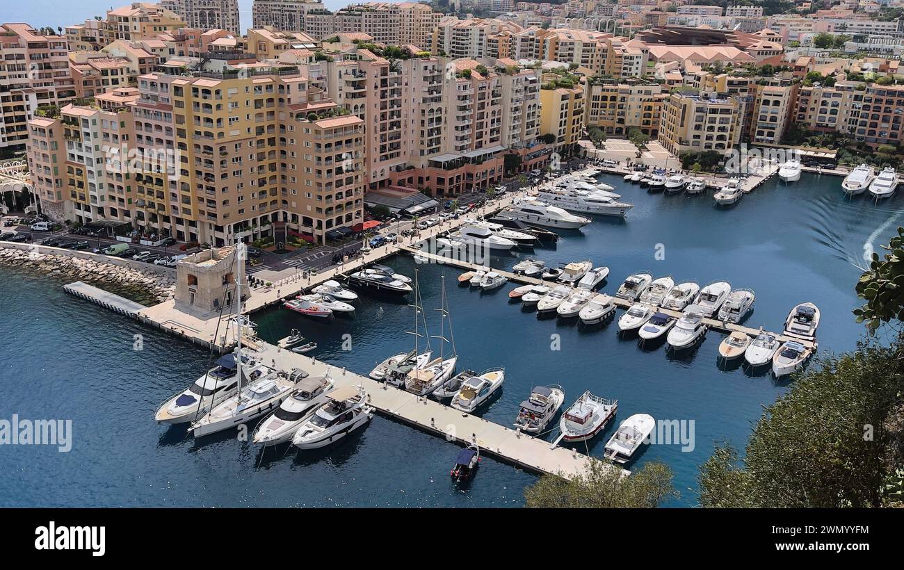 Monte Carlo, Monaco - agosto 3,2021: Una splendida vista panoramica della baia di Monte Carlo nel Principato di Monaco, parte della famosa costa Azzurra costeggiata da super lusso Foto Stock