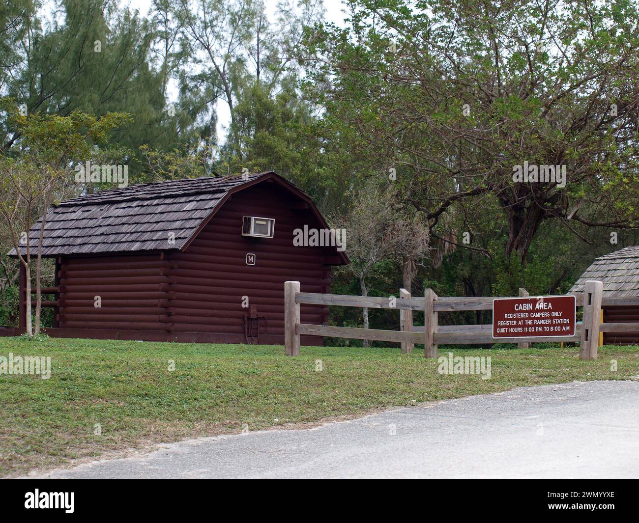 Miami, Florida, Stati Uniti - 27 gennaio 2024: Cabina a noleggio nel campeggio dell'Oleta River State Park. Foto Stock
