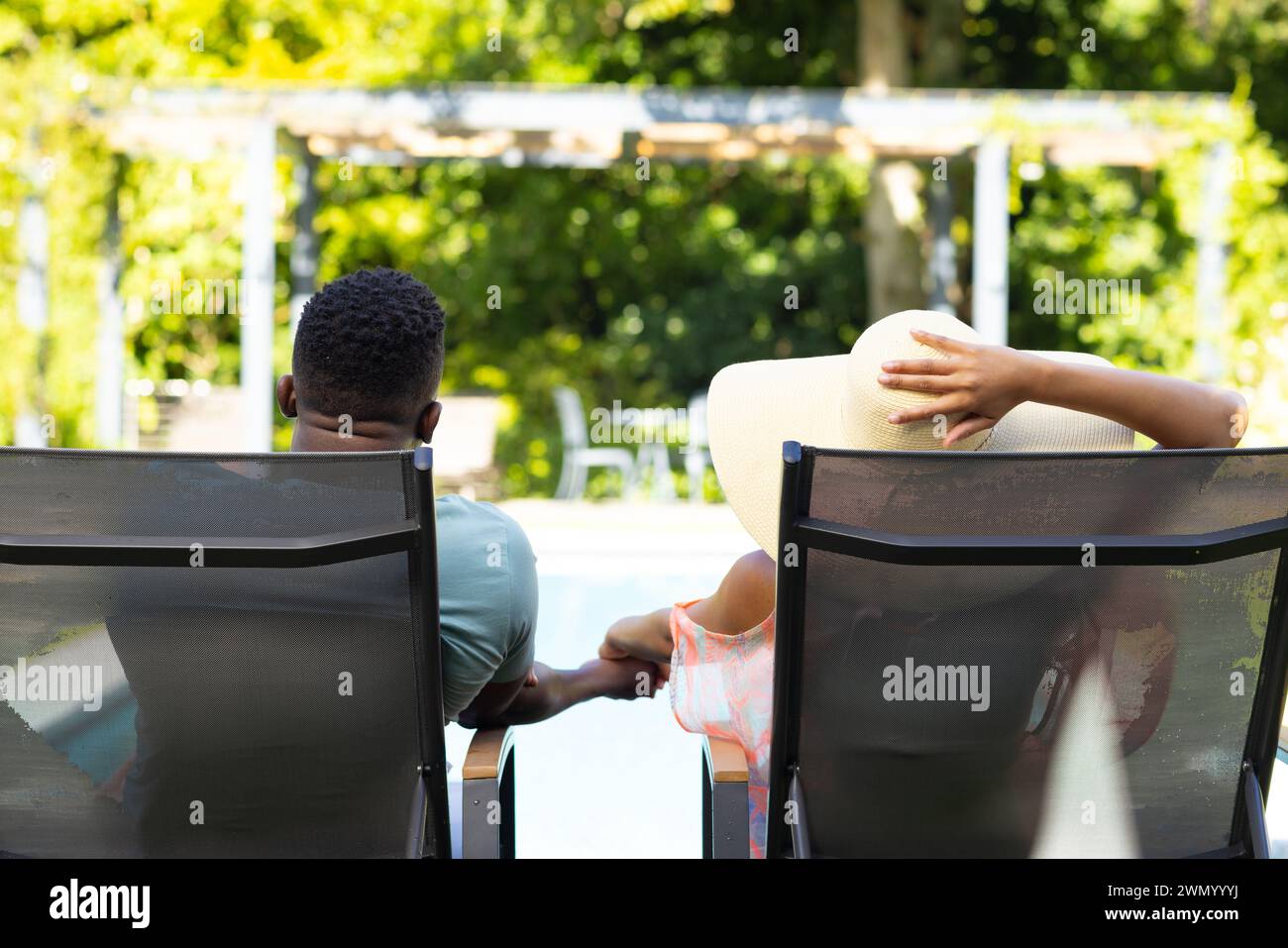 Coppia afroamericana birazziale rilassati sulle sedie del patio, di fronte alla macchina fotografica Foto Stock