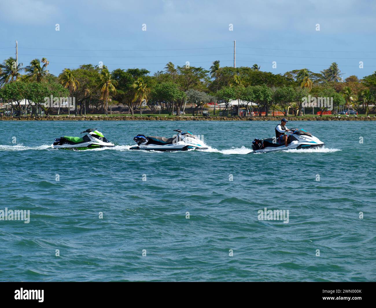 Miami, Florida, Stati Uniti - 27 gennaio 2024: Moto d'acqua trainate attraverso l'Intracoastal Waterway. Haulover Park sullo sfondo. Foto Stock