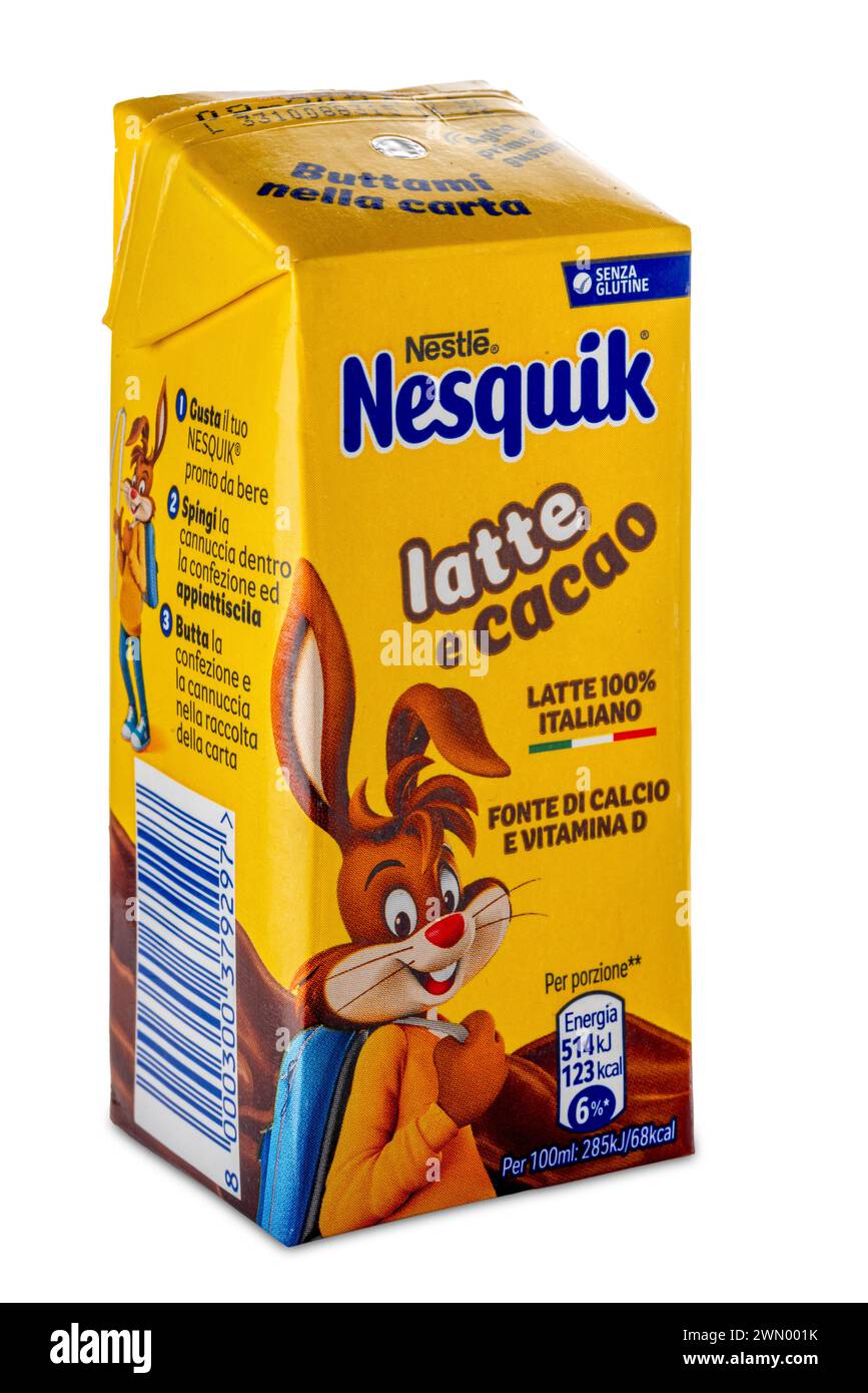 Italia - 24 febbraio 2024: Pacchetto di latte e cioccolato Nestlé Nesquik pronto da bere isolato su bianco con percorso di ritaglio incluso. Foto Stock