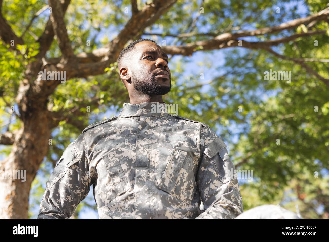 L'uomo afroamericano in uniforme militare si trova in sicurezza all'aperto Foto Stock