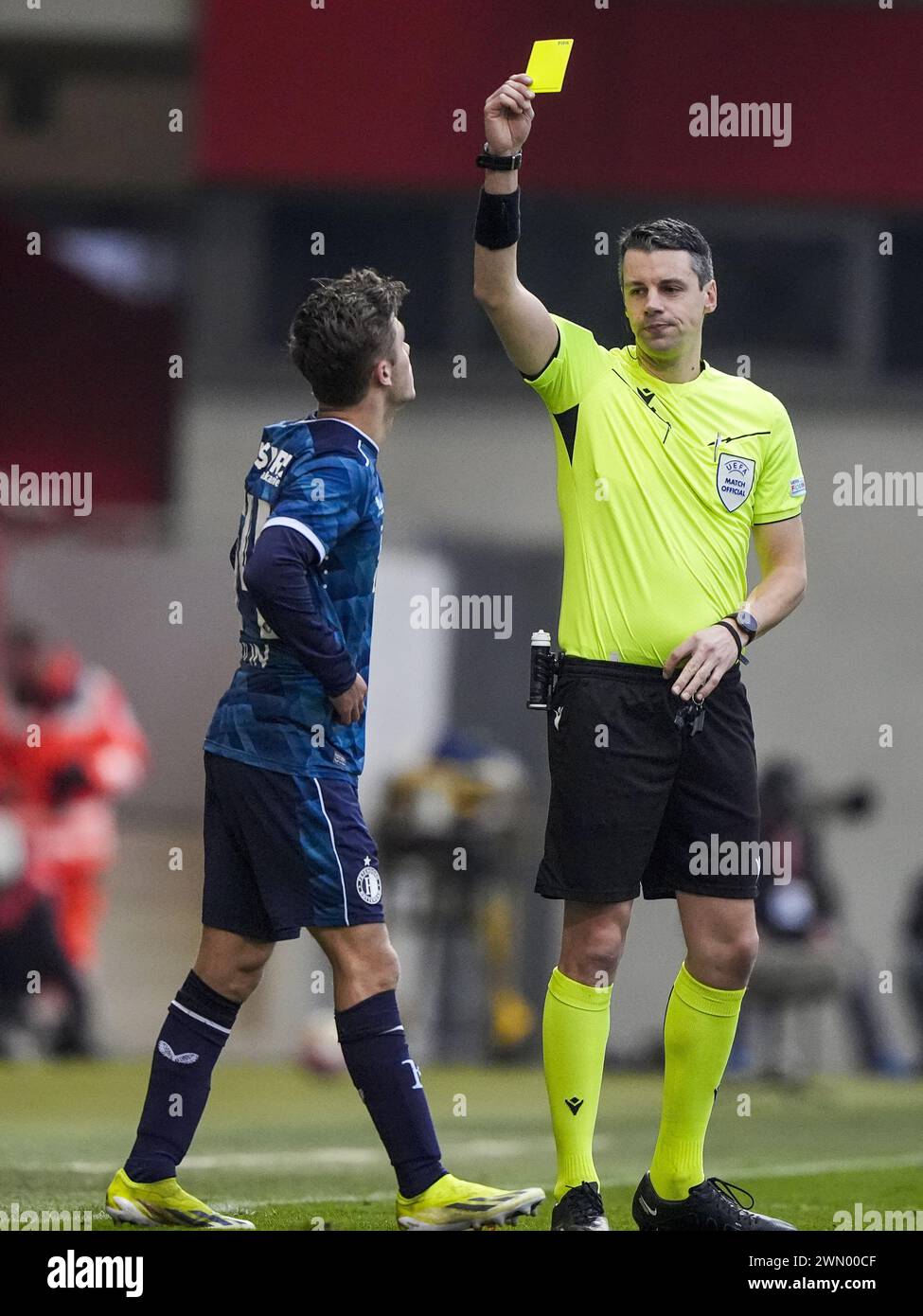 Monaco, Germania. 28 febbraio 2024. Monaco di Baviera - Mike Kleijn del Feyenoord O19, arbitro Robert Ian Jenkins durante il turno dei 16 della UEFA Youth League tra Bayern Munchen O19 contro Feyenoord O19 al FC Bayern Campus il 28 febbraio 2024 a Monaco di Baviera, Germania. Credito: Foto Box to Box/Alamy Live News Foto Stock