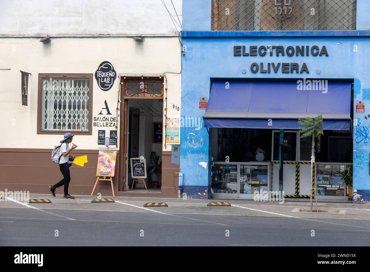 Scene dalla zona di Barranco di Lima piena di edifici coloniali e ristoranti Foto Stock