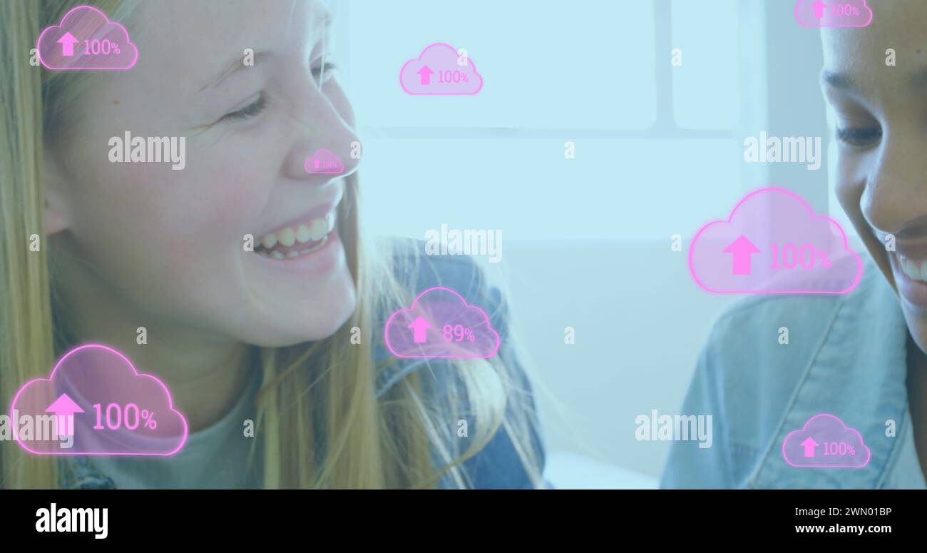 Immagine delle icone del cloud digitale su due studentesse che sorridono e lavorano insieme Foto Stock