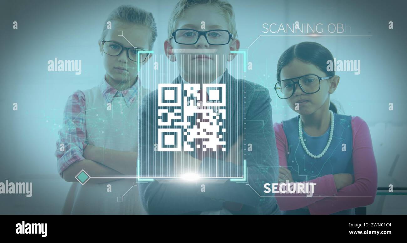 Scansione di sicurezza tramite codice QR con studenti e concetto di formazione digitale. Foto Stock