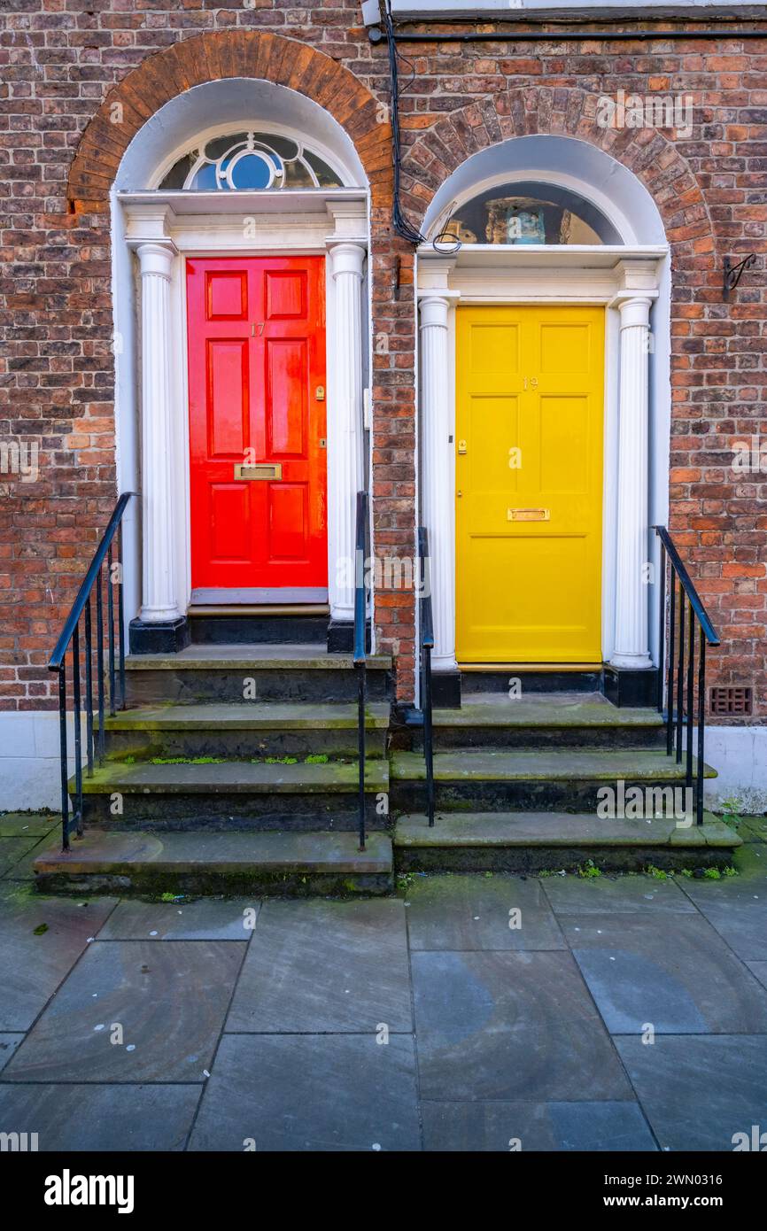 Porte colorate su Hope st: Liverpool Foto Stock