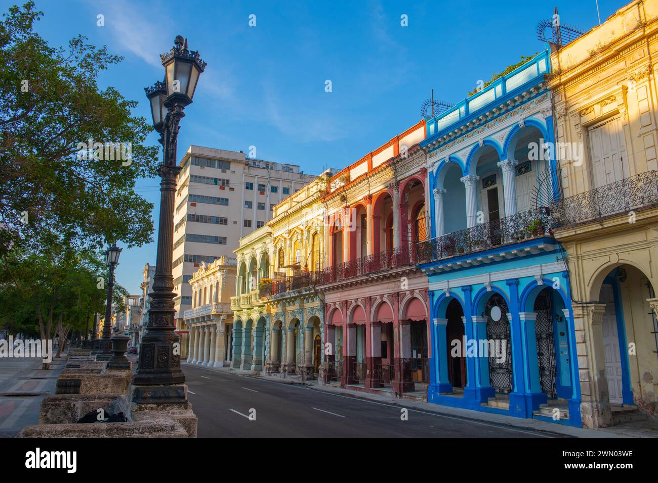 Edifici storici sul Paseo del Prado tra Calle Genios e via Refugio al mattino a l'Avana Vecchia (la Habana Vieja), Cuba. L'Avana vecchia è un Wo Foto Stock