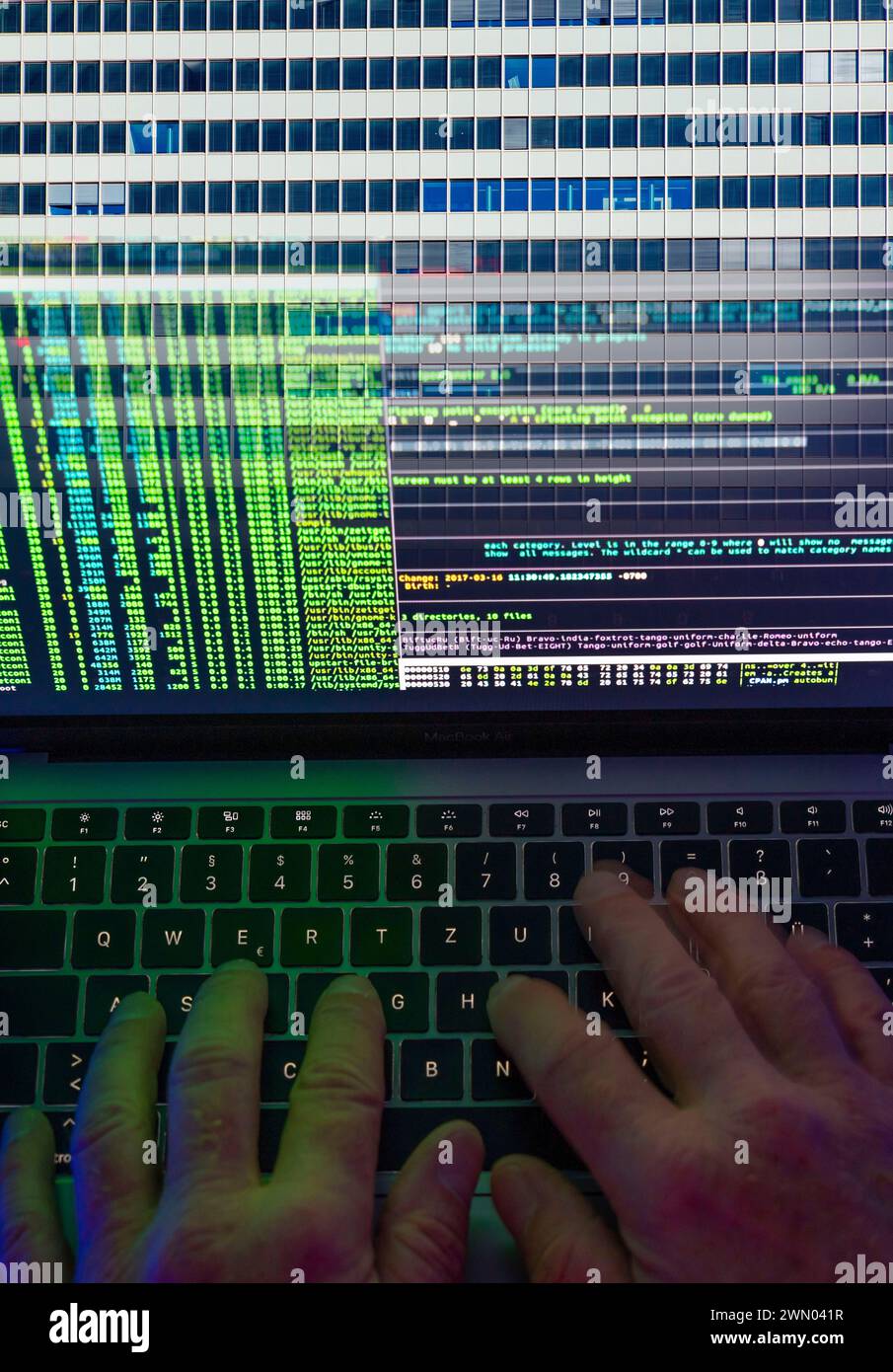 Hacker di immagini simboliche, attacco informatico a edifici pubblici, amministrazioni, istituzioni, municipio, autorità, ricatto digitale, furto di dati, online c Foto Stock