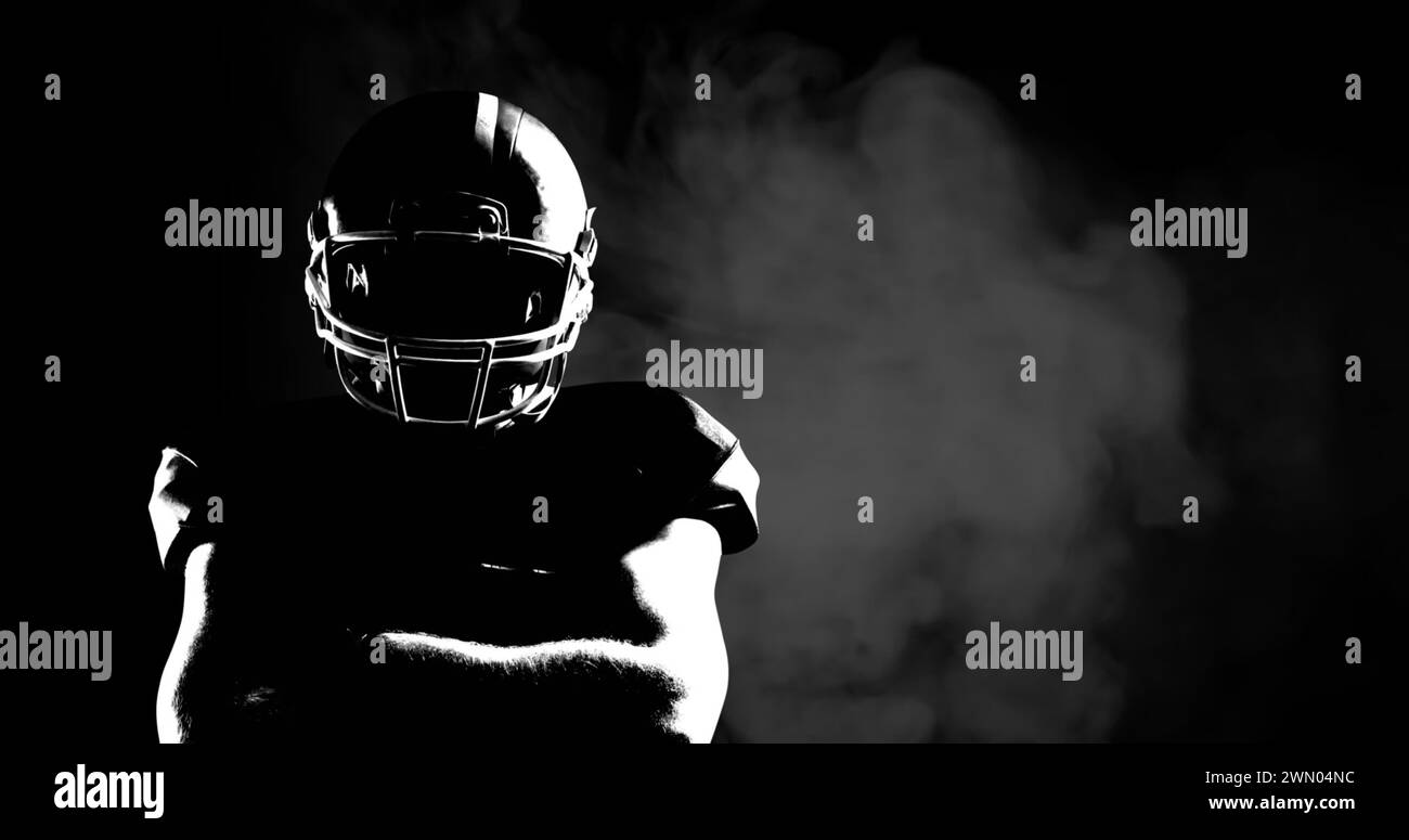Immagine di fumo sopra un giocatore di football americano maschile con le braccia incrociate Foto Stock