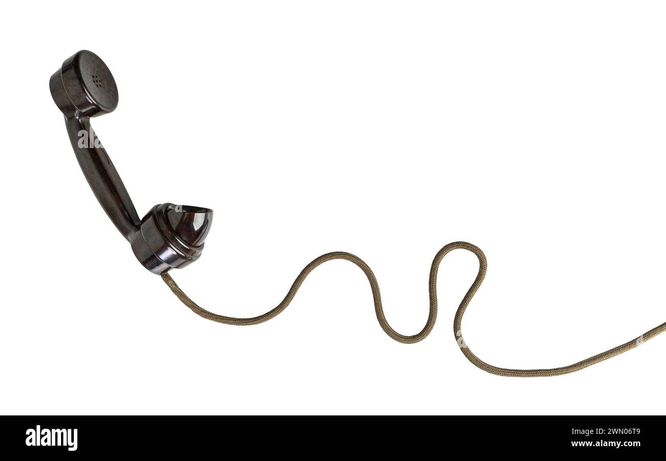 Ricevitore telefonico nero classico con cavo a spirale isolato su sfondo bianco Foto Stock