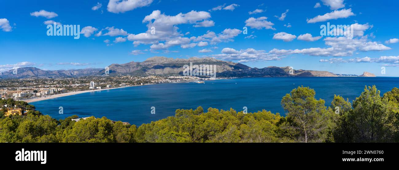 Vista panoramica della baia di Altea e delle montagne della Serra de Bernia nella provincia di Alicante Foto Stock