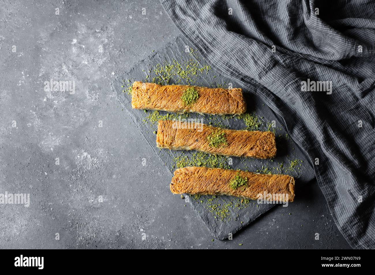 Kadayif per dessert turco, impasto tritato al forno con sciroppo e pistacchi schiacciati, delizia turca Foto Stock