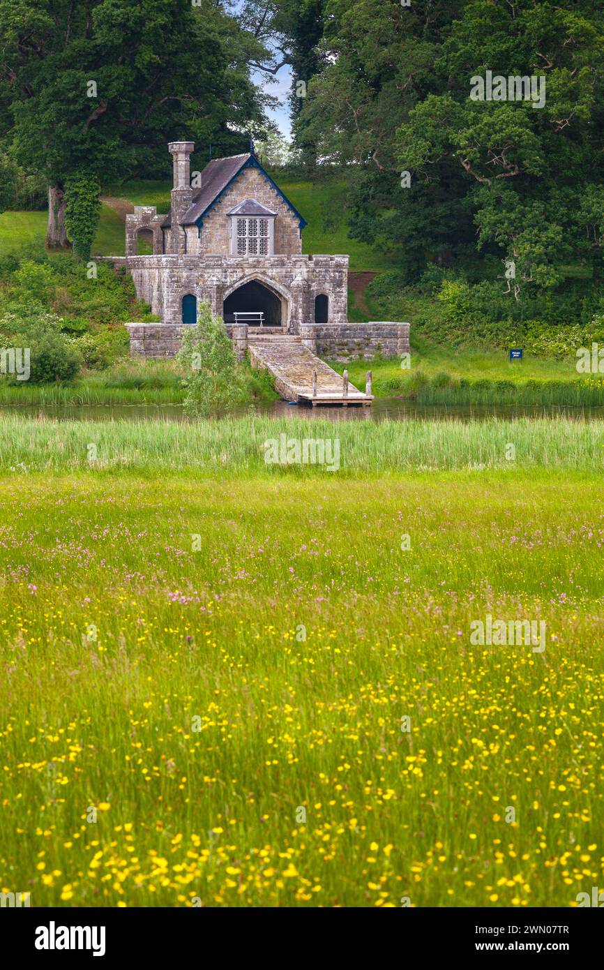 La boathouse in stile Tudor si affaccia sul lago nella tenuta del castello di Crom sull'Upper Lough Erne nella contea di Fermanagh, Irlanda del Nord. Foto Stock