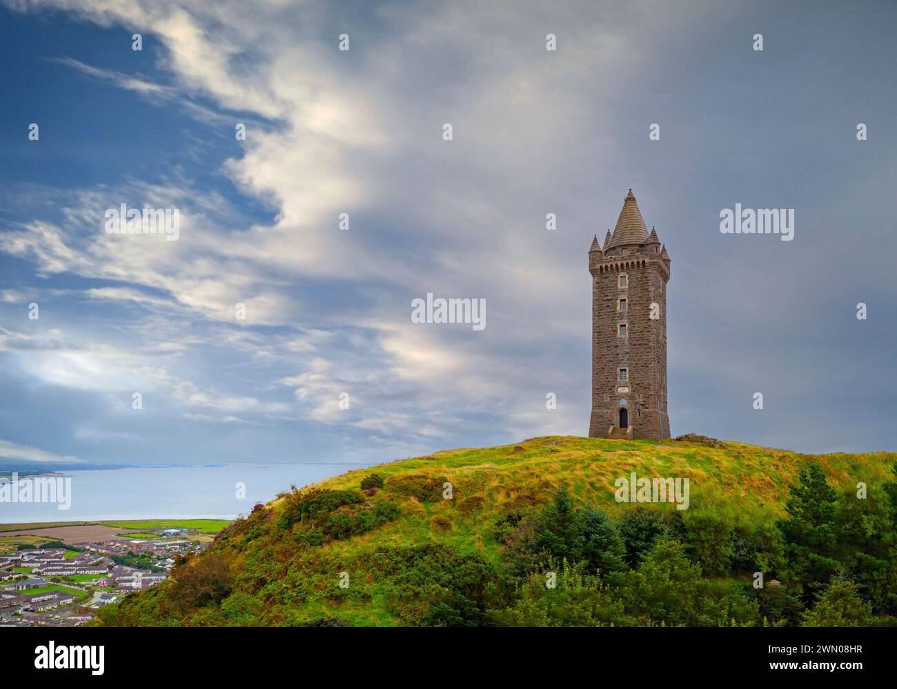 Scrabo Tower in stile baronale scozzese costruita nel 1857, su una collina sopra Newtonards nella contea di Down, Irlanda del Nord Foto Stock