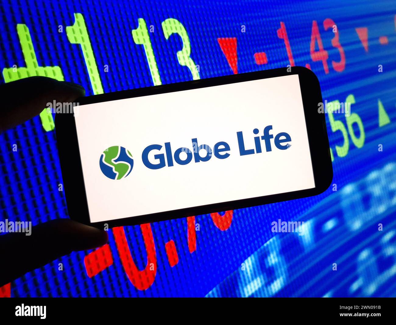 Konskie, Polonia - 24 febbraio 2024: Logo aziendale Globe Life visualizzato sul cellulare Foto Stock