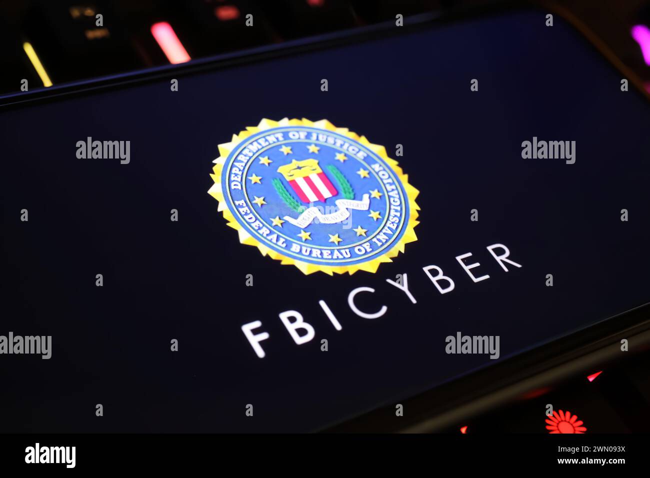 Viersen, Germania - 9 gennaio. 2024: Schermo dello smartphone con logo di FBI Cyber sulla tastiera del computer Foto Stock