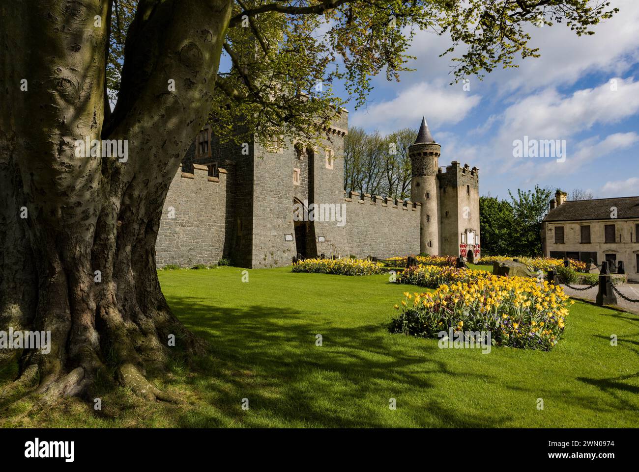 Si ritiene che il castello di Killyleagh, nella contea di Down, nell'Irlanda del Nord, sia il più antico castello abitato del paese, risalente al XII secolo. Foto Stock