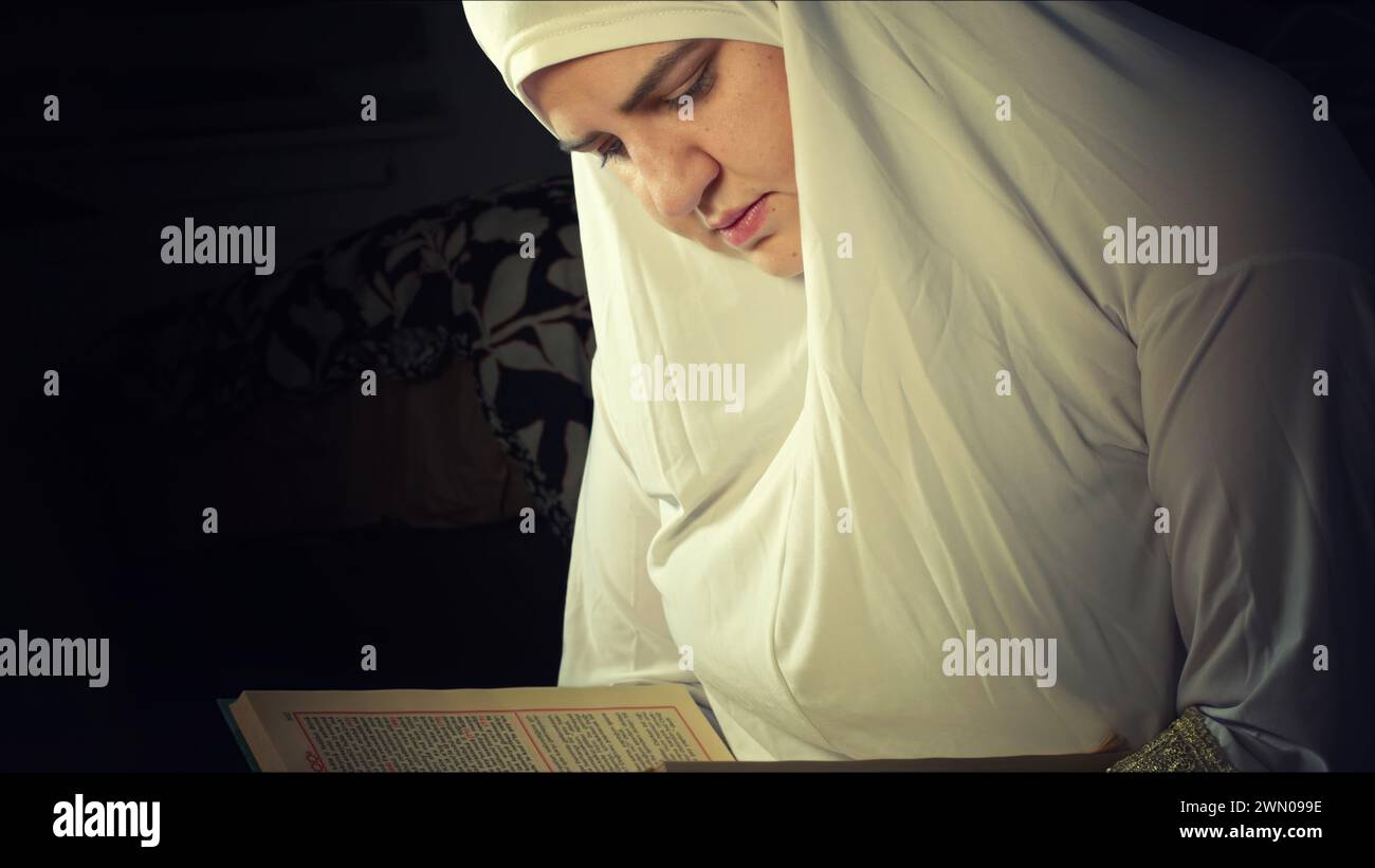 Giovane donna musulmana religiosa in costume di preghiera Foto Stock