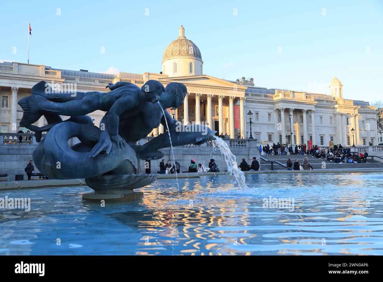 Sole invernale su Trafalgar Square, nel centro di Londra, Regno Unito Foto Stock