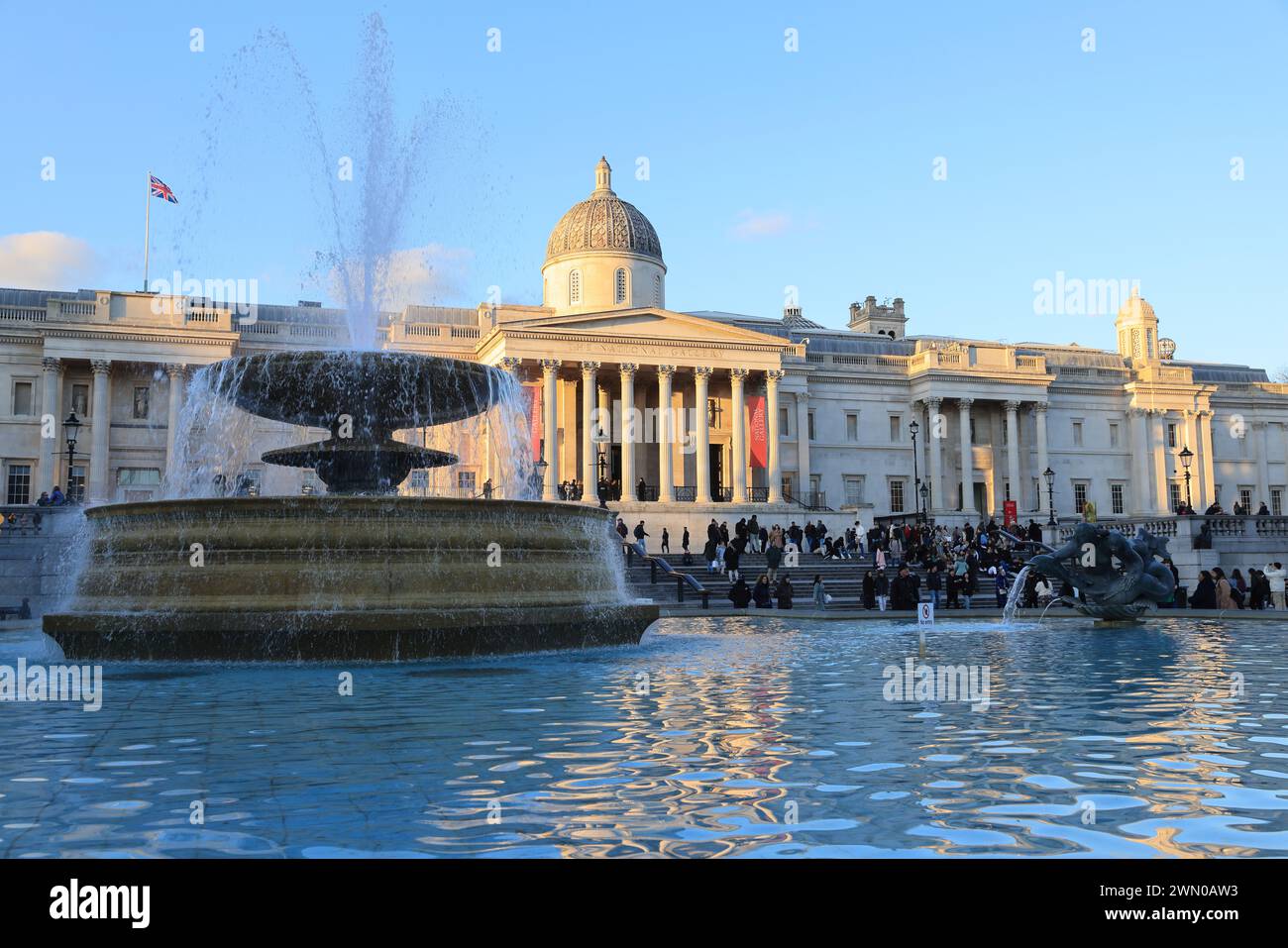 Sole invernale su Trafalgar Square, nel centro di Londra, Regno Unito Foto Stock