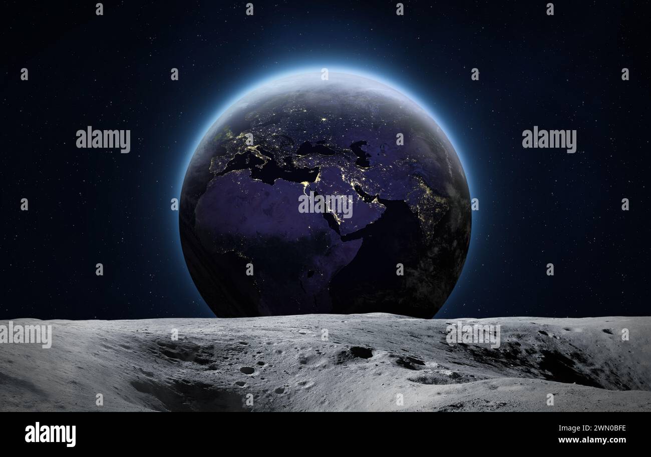 Luna e notte Terra. Superficie lunare con crateri. Vista del pianeta Terra dalla superficie della luna. Elementi di questa immagine forniti dalla NASA Foto Stock