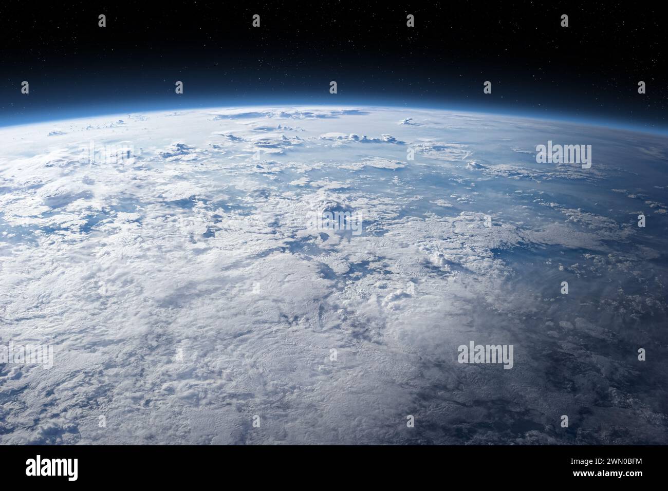 Terra nuvolosa nello spazio. La superficie terrestre è coperta da nuvole. Incredibile immagine della Terra coperta di nuvole. Elementi di questa immagine forniti dalla NASA. Foto Stock