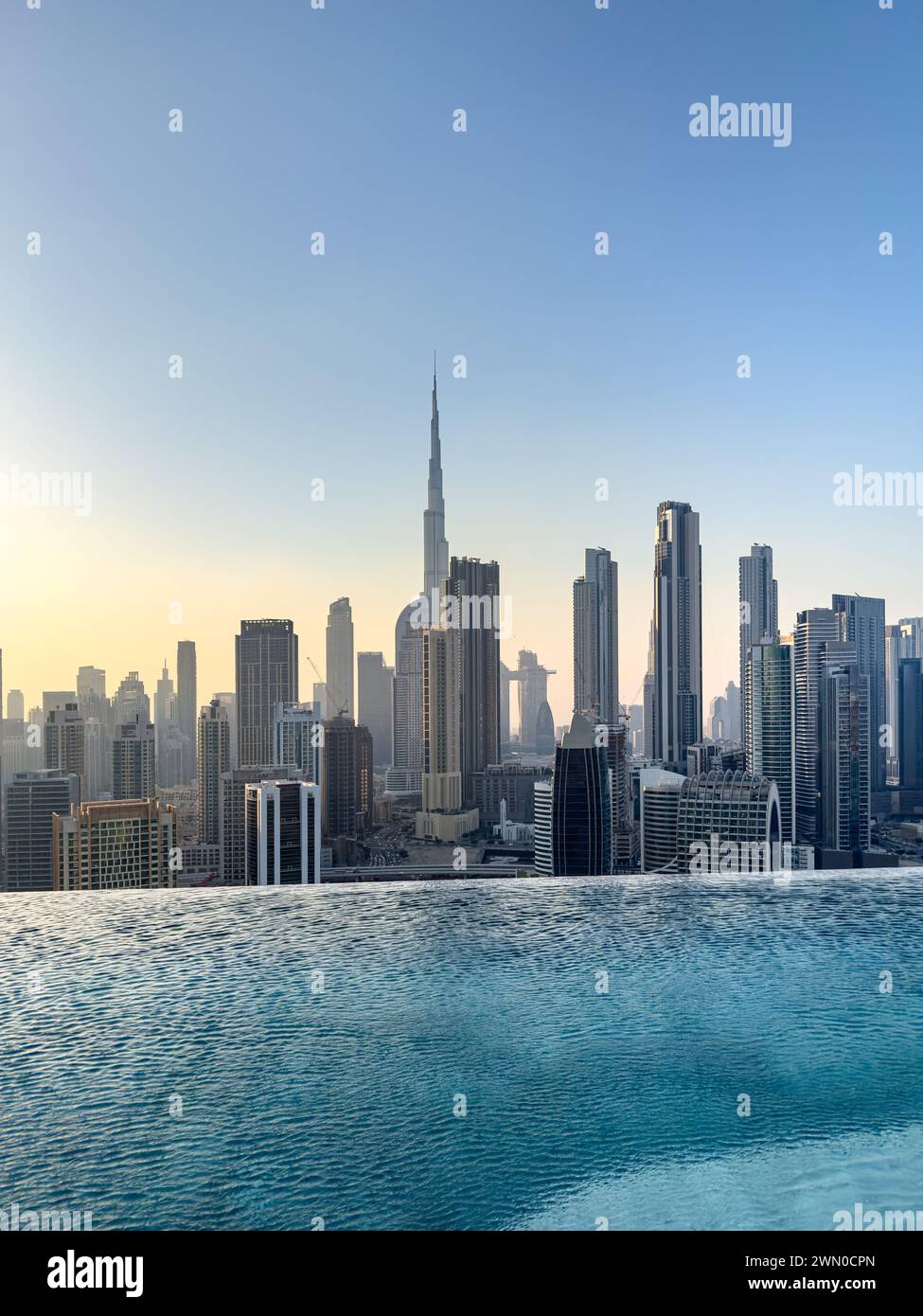 Vista dello skyline di Dubai, tra cui il Burj Khalifa, il grattacielo più alto del mondo visto dalla Business Bay Foto Stock
