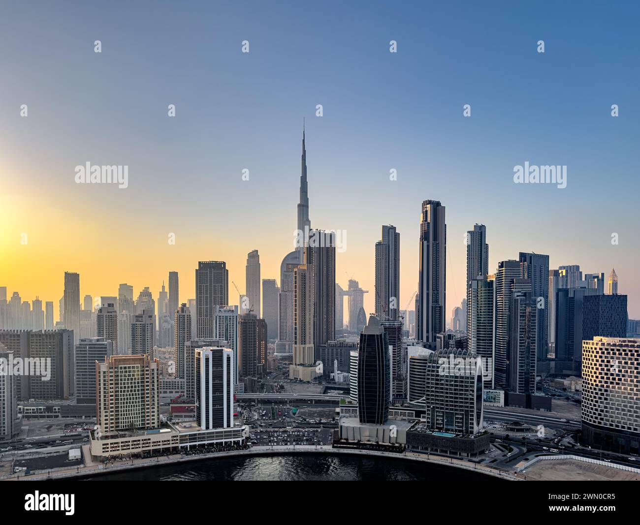 Vista dello skyline di Dubai, tra cui il Burj Khalifa, il grattacielo più alto del mondo visto dalla Business Bay Foto Stock