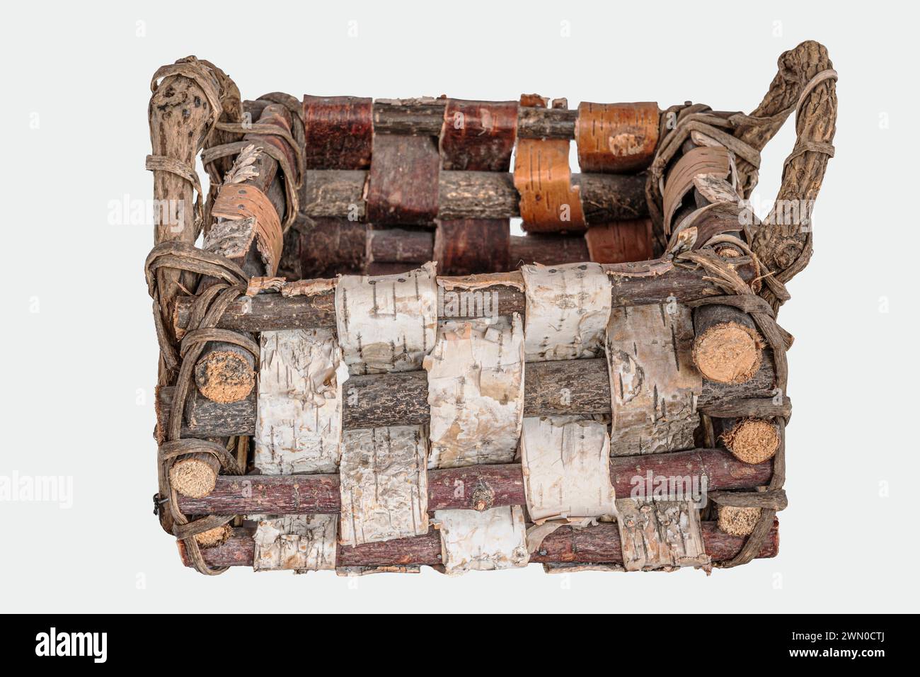 Il cestello realizzato a mano in corteccia di betulla ramoschiata ha manici con spago di salice. La forma artistica della tessitura fatta in casa è un buon pezzo da esposizione. Vedi l'artigianato della tessitura del legno per l'arte casalinga. Foto Stock