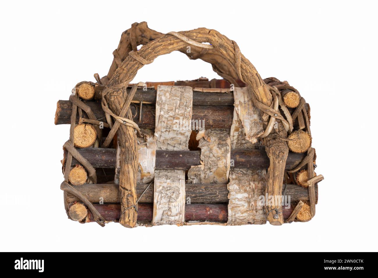 Il cestello realizzato a mano in corteccia di betulla ramoschiata ha manici con spago di salice. La forma artistica della tessitura fatta in casa è un buon pezzo da esposizione. Vedi l'artigianato della tessitura del legno per l'arte casalinga. Foto Stock