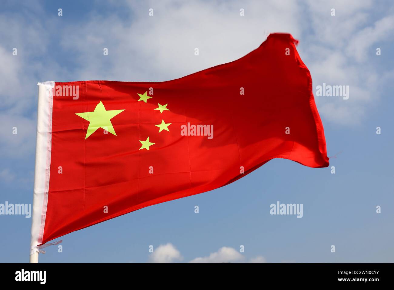 Bandiera della Cina su sfondo blu Foto Stock