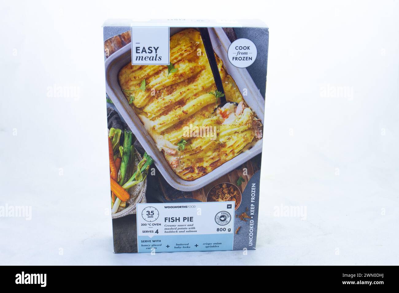 Johannesburg, Sud Africa - torta di pesce Easy Meals di Woolworths Food isolata su uno schermo chiaro con spazio di copia in formato orizzontale Foto Stock