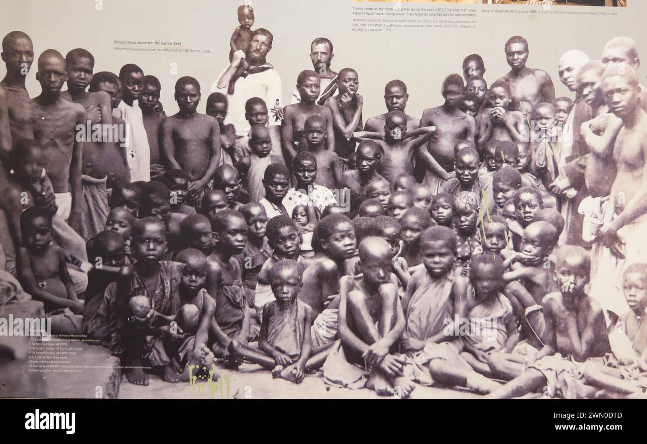Mostra una foto degli schiavi salvati a bordo della HMS Daphne 1868, Slavery Museum, Stone Town, Zanzibar, Tanzania Foto Stock