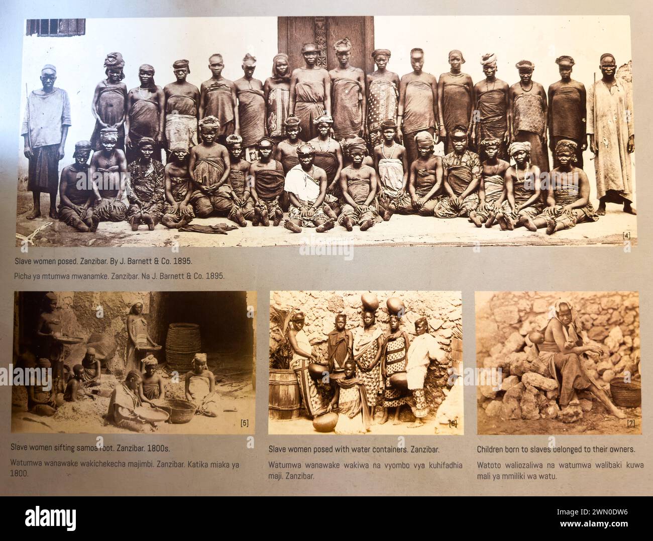 Un'esposizione che mostra le foto degli schiavi, il Museo della schiavitù, Stone Town, Zanzibar, Tanzania Foto Stock