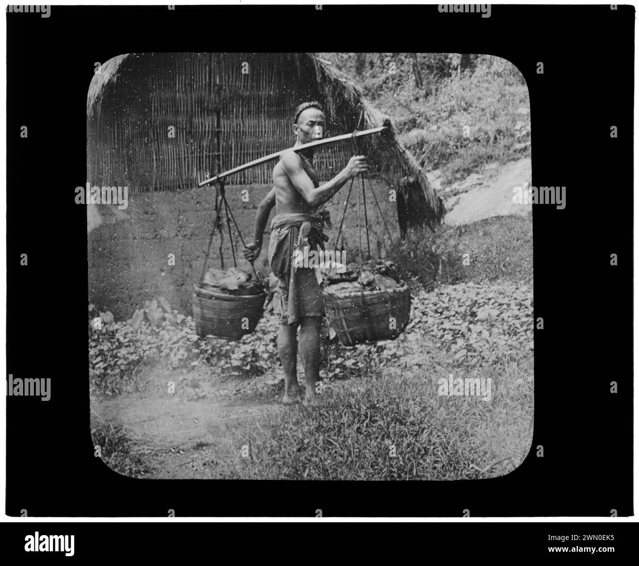 Persona che trasporta oggetti. Persona che trasporta oggetti Foto Stock