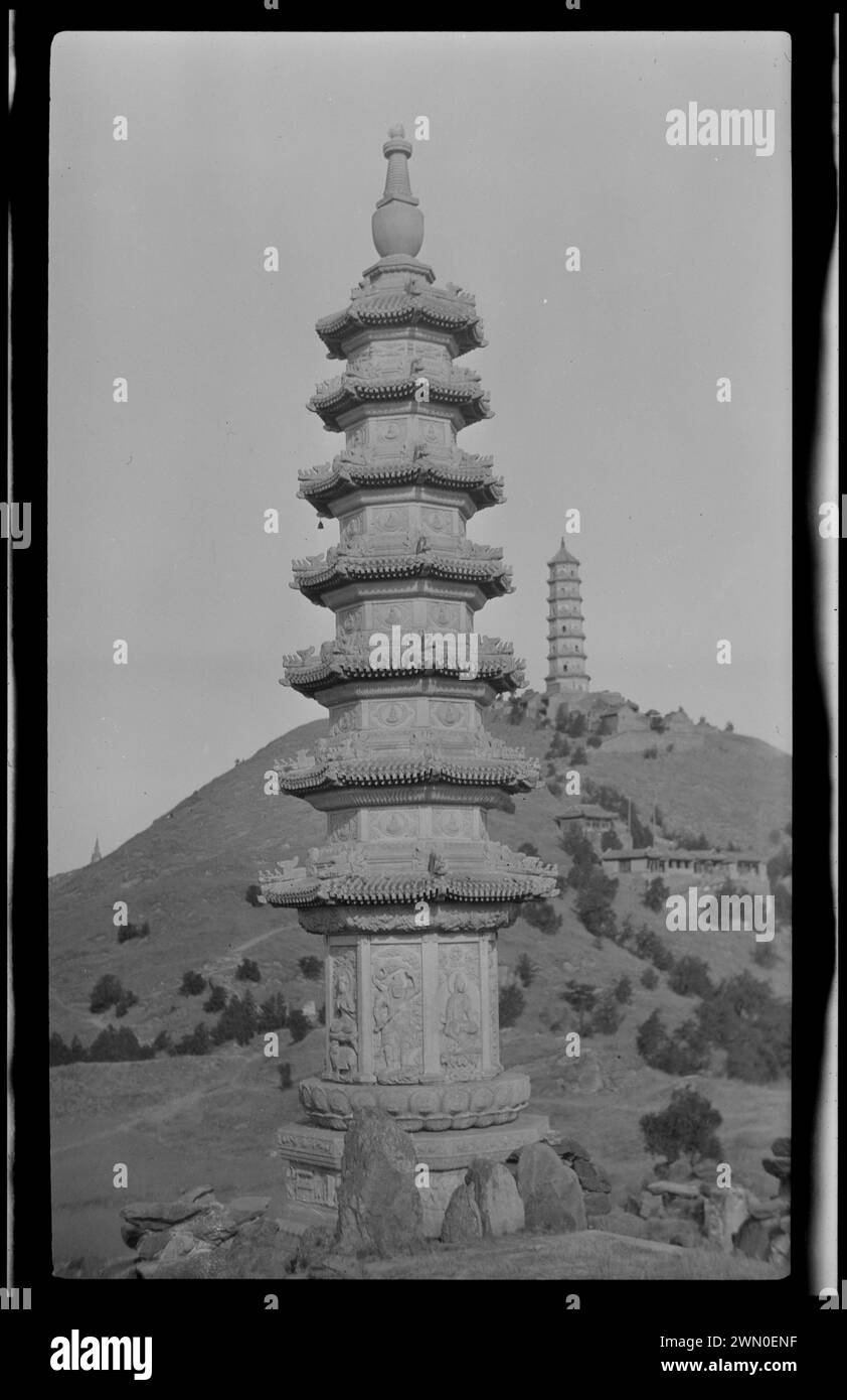 Pagoda in marmo con fontana di giada sulla collina sullo sfondo. Pagoda in marmo con fontana di giada sulla collina sullo sfondo Foto Stock