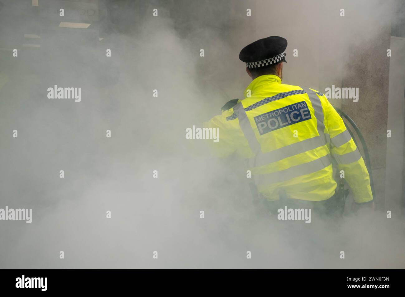 I membri della Extinction Rebellion marciano attraverso la City di Londra per tenere una manifestazione presso la sede dell'assicuratore Lloyds di Londra. Foto Stock