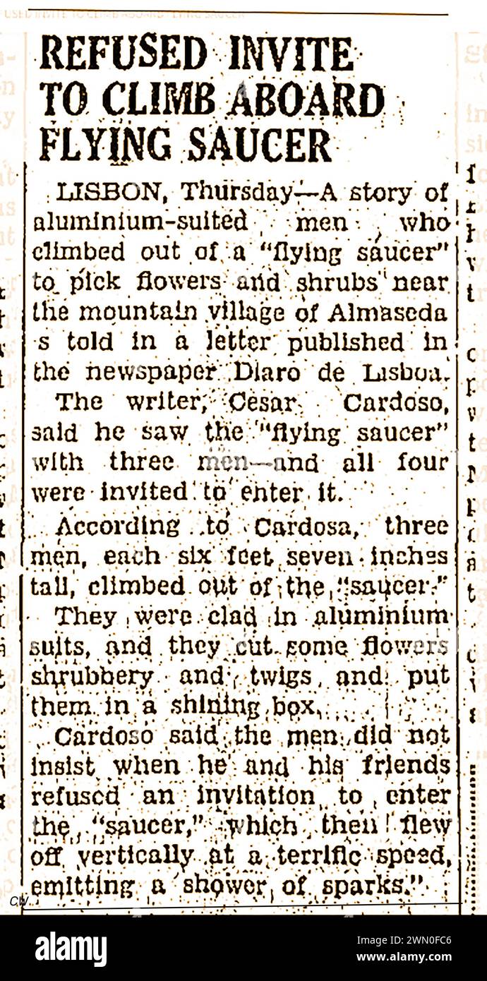 Notizie portoghesi 20 settembre 1954 - UFO, Aliens invitano i residenti di Almaseda nell'astronave. - Clipping de Notícias portuguesas 20 de setembro de 1954 - OVNI, Alienígenas convidam residentes de Almaseda para uma nave espacial. - Foto Stock