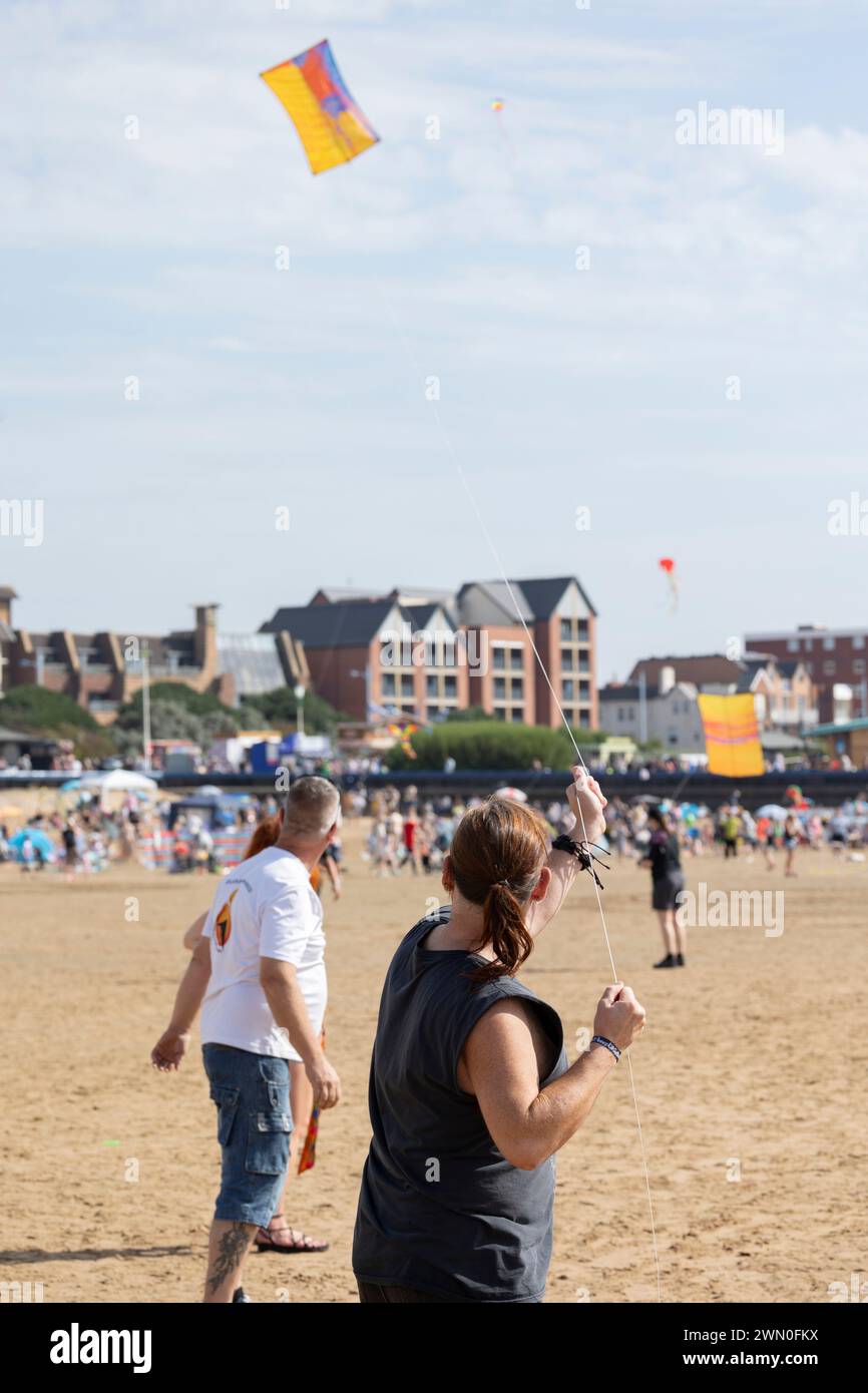 Lytham st annes Lancashire regno unito 9 settembre 2023 Kite Festival, una scena di spiaggia affollata e affollata di famiglie che si divertono sulla spiaggia durante un evento su un Foto Stock