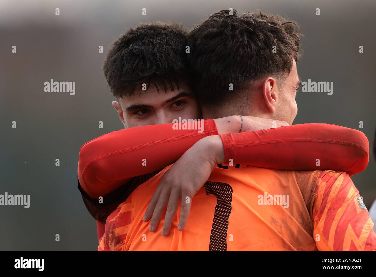 Milano, Italia. 28 febbraio 2024. Noah Raveyre dell'AC Milan è abbracciato dal compagno di squadra Davide Bartesaghi dopo aver salvato due penaltici nelle riprese per aiutare la sua squadra a progredire nel turno successivo, dopo la partita di UEFA Youth League al Centro sportivo Vismara, Milano. Il credito per immagini dovrebbe essere: Jonathan Moscrop/Sportimage Credit: Sportimage Ltd/Alamy Live News Foto Stock