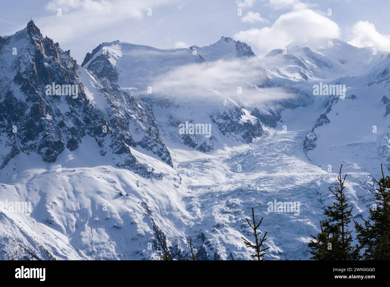 Il Monte bianco (lato destro) e l'Aguille du Midi (lato sinistro), vicino a Chamonix in Francia. Foto Stock