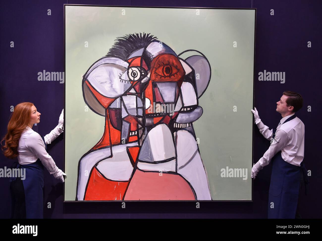 Londra, Inghilterra, Regno Unito. 28 febbraio 2024. I membri dello staff di Sotheby detengono George Condo's Red, Green and Gray Head, stimato a 1.500.000 - 2.000.000 GBP durante l'anteprima delle prime aste di arte moderna e contemporanea di Sothebys del 2024. (Credit Image: © Thomas Krych/ZUMA Press Wire) SOLO PER USO EDITORIALE! Non per USO commerciale! Foto Stock