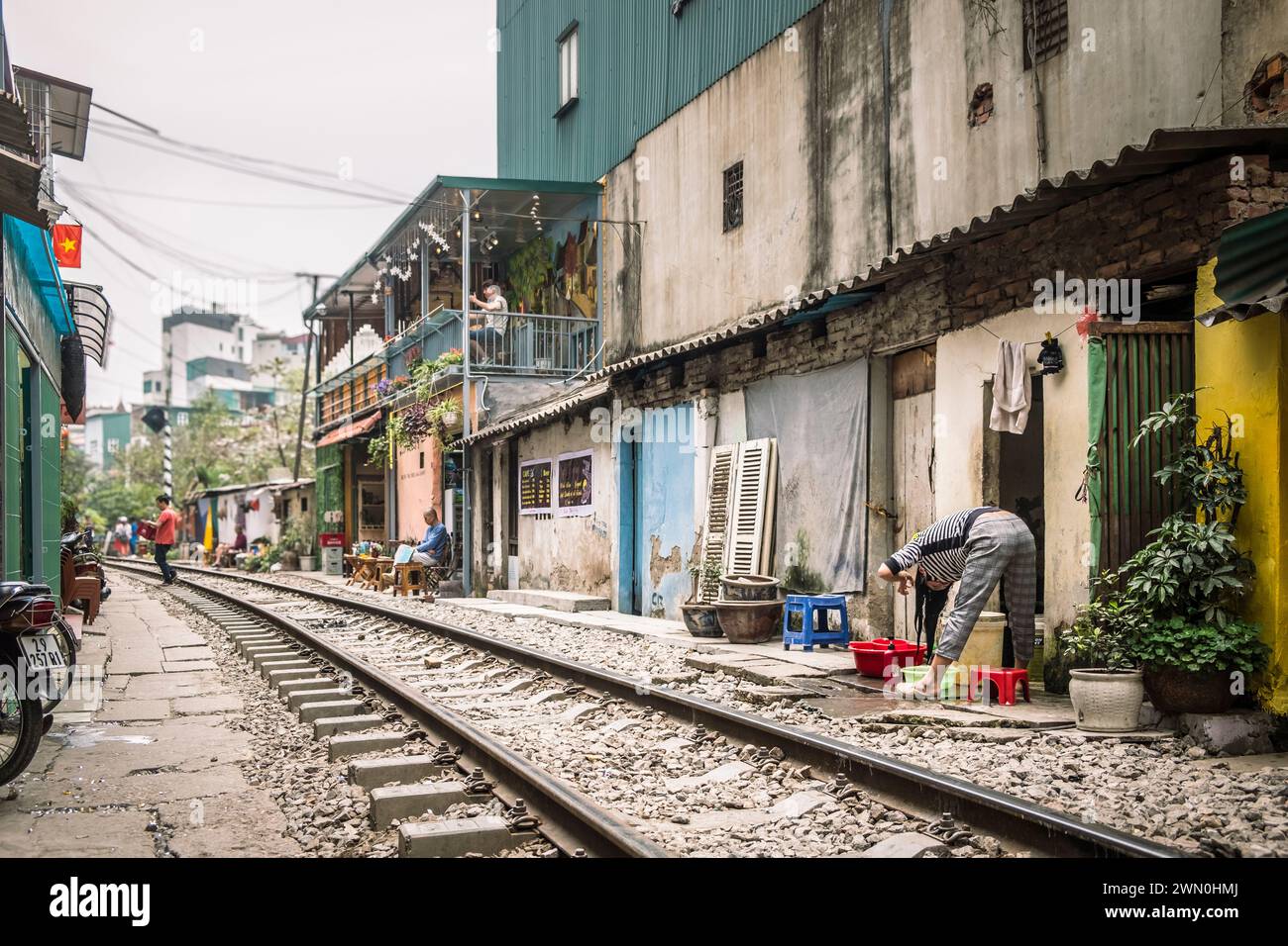 La gente del posto vive la vita quotidiana sulla via dei treni di Hanoi, in Vietnam Foto Stock