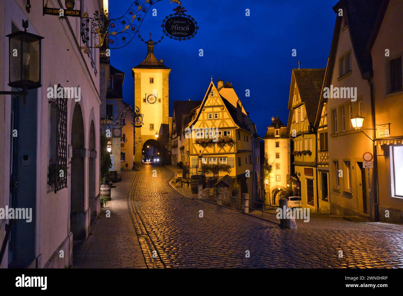 Germania, Baviera, Rothenburg ob der Tauber - 28 luglio 2023: Scena notturna nella città medievale. Foto Stock